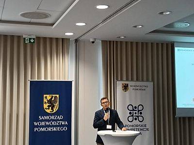Promocja Nadmorskiego Branżowego Centrum Umiejętności na wojewódzkiej konferencji „Kompetencje Jutra: Człowiek-Technologia-Odpowiedzialność” w Malborku.