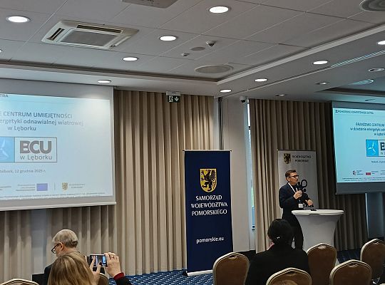 Promocja Nadmorskiego Branżowego Centrum Umiejętności na wojewódzkiej konferencji „Kompetencje Jutra: Człowiek-Technologia-Odpowiedzialność” w Malborku.